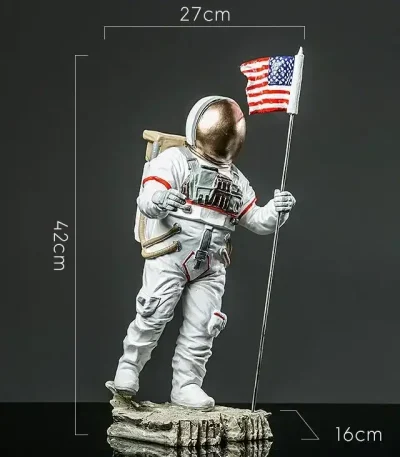 Vêtement d'astronaute en figurine avec drapeau américain, hauteur 42 cm, dimensions 27x16 cm, représentant un explorateur spatial en tenue complète, debout sur une base rocheuse.