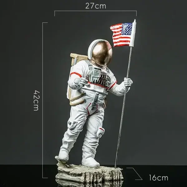 Vêtement d'astronaute en figurine avec drapeau américain, hauteur 42 cm, dimensions 27x16 cm, représentant un explorateur spatial en tenue complète, debout sur une base rocheuse.
