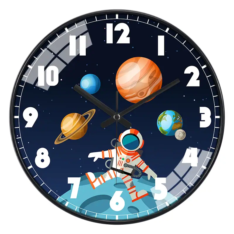 grosse-horloge-murale-originale-spatiale-1 Horloge murale avec thème spatial et planètes.