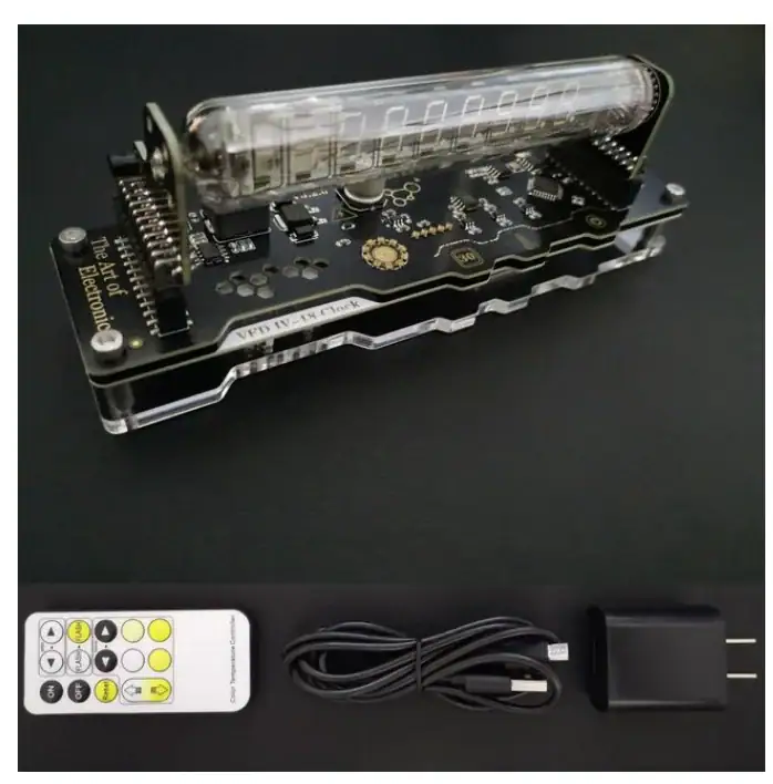 horloge-afficheur-nixie-vfd-1 Panneau de contrôle électronique avec affichage numérique, télécommande, câble USB et adaptateur secteur pour expériences scientifiques.