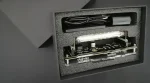 Pipette à détection laser dans un coffret de stockage avec câble, utilisée pour des expériences scientifiques précises.