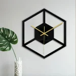 Horloge murale design en forme de cube avec cadre noir et aiguilles dorées, idéale pour une décoration contemporaine.