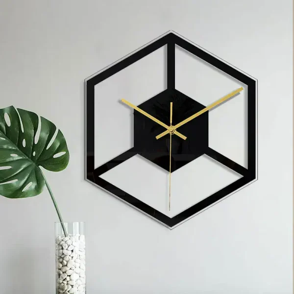 Horloge murale design en forme de cube avec cadre noir et aiguilles dorées, idéale pour une décoration contemporaine.