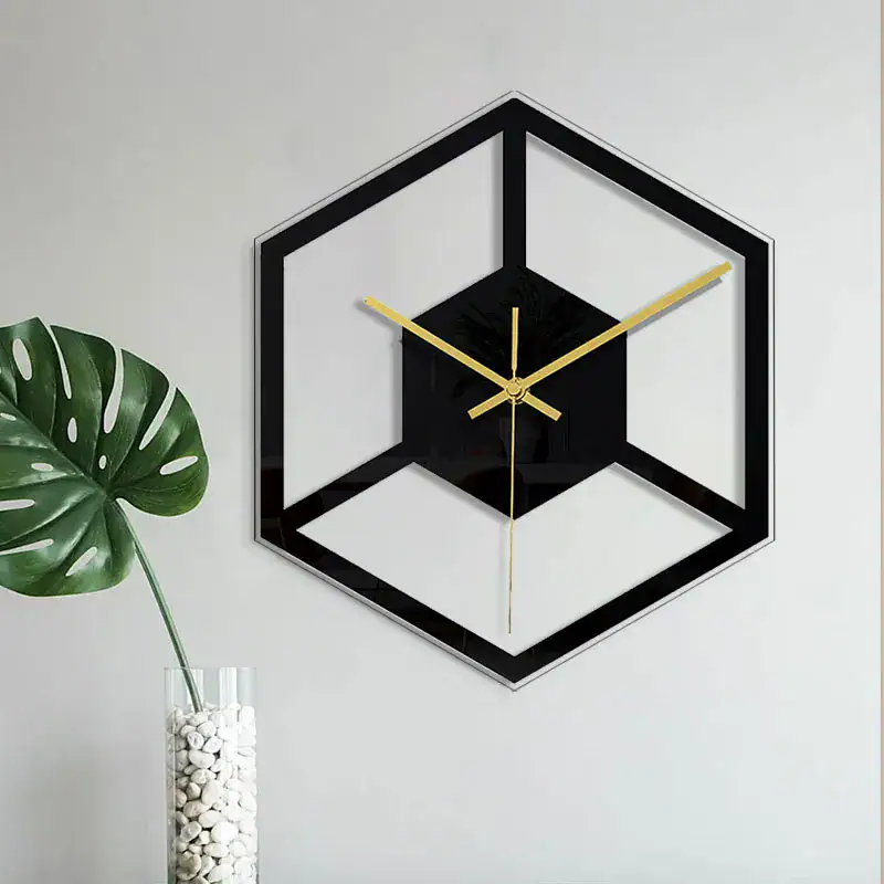 horloge-murale-originale-cuisine-forme-cube-1 Horloge murale design en forme de cube avec cadre noir et aiguilles dorées, idéale pour une décoration contemporaine.
