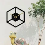 Horloge murale design en forme de cube hexagonal avec cadre noir, idéale pour une décoration contemporaine intérieure.
