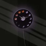 Horloge murale représentant les phases de la lune avec éclairage LED intégrée.