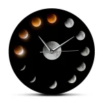 Horloge murale représentant les différentes phases de la lune, avec un design moderne et élégant, idéale pour la décoration scientifique ou astronomique.