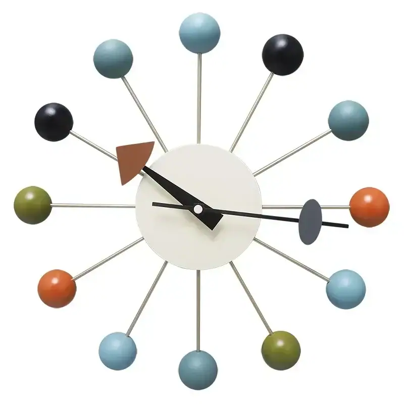 horloge-murale-originale-scientifique-atome-1 Horloge murale avec sphères colorées et aiguilles minimalistes.