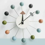 Horloge murale moderne avec sphères colorées, design minimaliste, idéale pour décoration intérieure contemporaine, allie fonctionnalité et style.