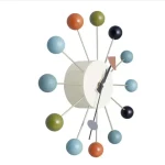 Horloge design avec sphères colorées représentant les planètes, idéale pour la décoration scientifique et éducative.