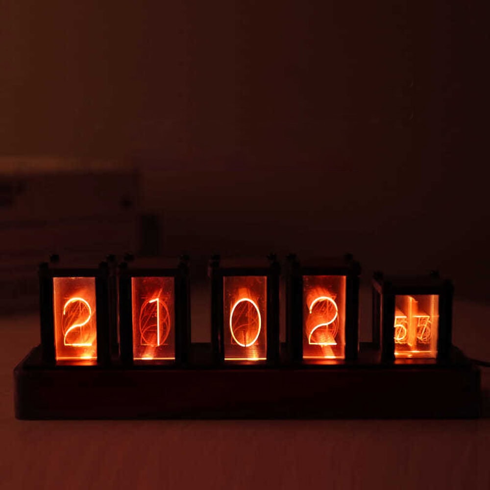 horloge-nixie-5-tubes-1 Pendulette flip numérique affichant l'année 2022 avec un éclairage orange chaud, dans un style rétro et moderne, idéale pour la décoration scientifique ou vintage.