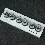 Panneau de contrôle scientifique avec six boutons sphériques en métal, utilisé pour la gestion de systèmes expérimentaux ou de laboratoire.