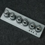 Panneau de contrôle scientifique avec boutons sphériques en métal, utilisé pour des expériences ou des installations de laboratoire.