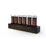 Horloge Nixie vintage avec tubes à décharge pour afficher l'heure, montée sur une base en bois foncé, alliant design rétro et moderne.