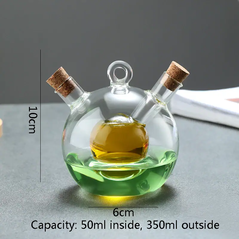 huilier-et-vinaigrier-design-de-chimiste-1 Petite bouteille en verre de laboratoire avec trois tubes, contenant des liquides colorés verts et jaunes, utilisée comme décoration scientifique ou objet de collection.