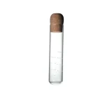 Pipette en verre avec bouchon en liège, utilisée pour des expériences scientifiques ou comme objet de décoration scientifique.