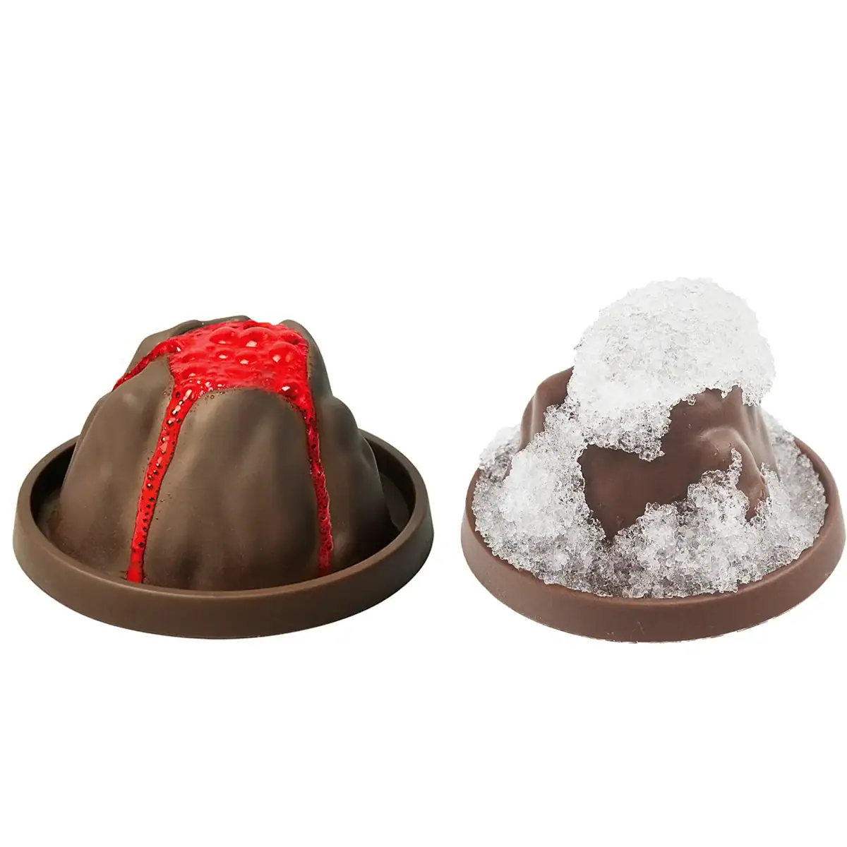 kit-experience-volcan-enfant-1 Deux moules en chocolat décorés, l'un avec du sucre glace et l'autre avec un coulis rouge, parfaits pour une présentation gourmande et scientifique.