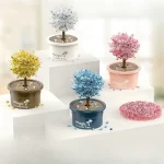 Arbre en cristal coloré dans un pot décoratif, parfait pour la décoration intérieure ou comme cadeau original. Disponible en plusieurs couleurs vives, cet objet scientifique allie esthétique et fascin.