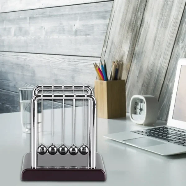 Pendentif Newton classique avec support en bois, idéal pour la décoration scientifique et l'apprentissage de la physique. Parfait pour un bureau ou une salle de classe.