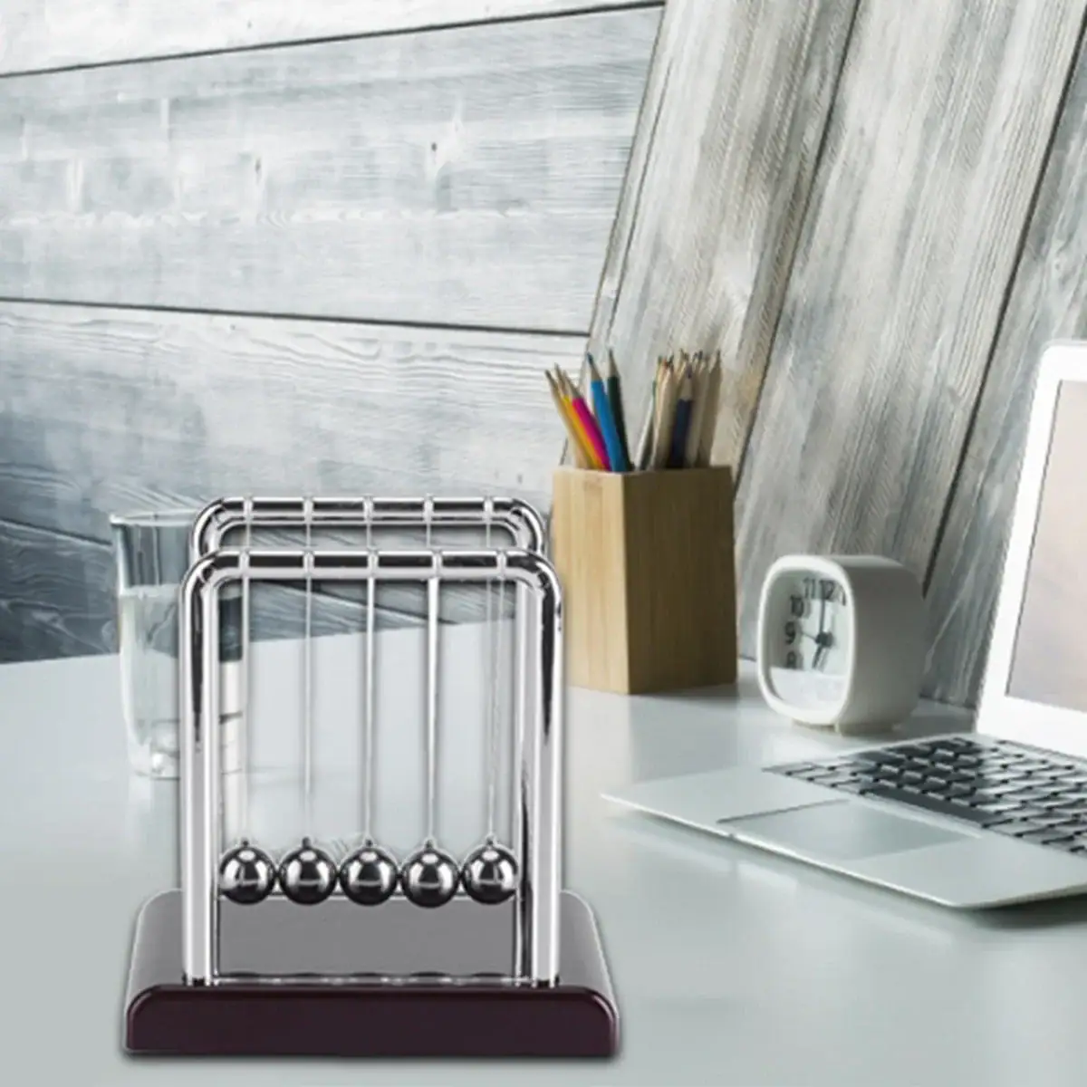 mini-pendule-de-newton-1 Pendentif Newton classique avec support en bois, idéal pour la décoration scientifique et l'apprentissage de la physique. Parfait pour un bureau ou une salle de classe.