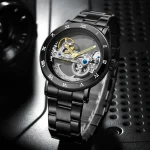 Montre squelette mécanique en acier noir avec mouvement visible, design élégant et moderne.