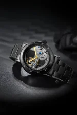 Montre mécanique skeleton noire avec mouvement visible, boîtier en acier noir et bracelet en métal, alliant élégance et technologie pour les amateurs de horlogerie.