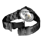 Montre mécanique pour homme avec bracelet en acier noir et mouvement visible à travers le cadran transparent. Design moderne et sophistiqué, parfait pour les amateurs de style industriel.