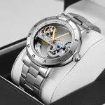 Montre mécanique avec mouvement visible, boîtier en acier inoxydable et bracelet métallique.
