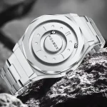 Montre moderne en acier inoxydable avec un design innovant, affichant un cadran circulaire et un bracelet métallique, idéale pour les amateurs de style scientifique et technologique.