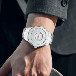 Montre scientifique en acier inoxydable, design moderne et précis, portée au poignet d’un homme en costume. Parfaite pour les amateurs de science et de décoration d’intérieur.
