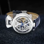 Montre skeleton mécanique BEWELL avec cadran transparent et mouvement visible, bracelet en cuir bleu, design sophistiqué et technique.