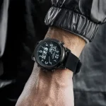Montre digitale scientifique robuste avec affichage numérique, chronomètre et alarme, idéale pour les amateurs de gadgets technologiques et de design industriel.