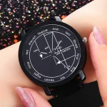 Montre noire affichant des équations mathématiques et trigonométriques, portée au poignet d'une personne avec ongles vernis rose pailleté, sur un fond de confettis colorés.