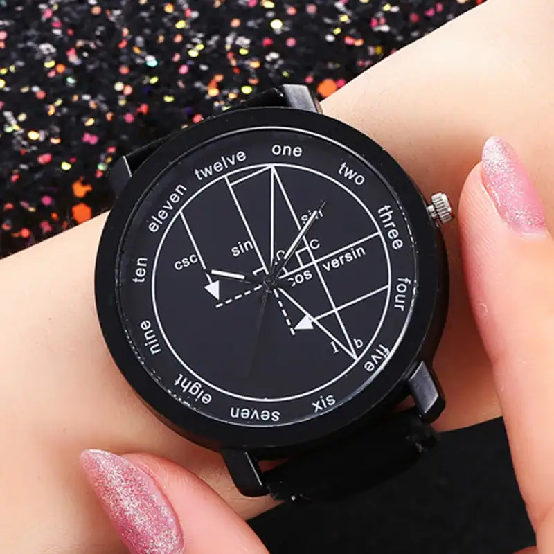 montre-femme-pour-scientifique-1 Montre noire affichant des équations mathématiques et trigonométriques, portée au poignet d'une personne avec ongles vernis rose pailleté, sur un fond de confettis colorés.