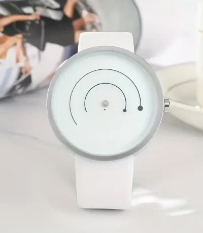 Montre moderne avec affichage circulaire blanc et aiguilles noires, design épuré et élégant, idéale pour une décoration scientifique ou un accessoire tendance.