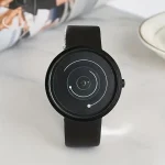 Montre connectée au design moderne avec cadran solaire affichant des orbites planétaires. Parfaite pour les amateurs de science et de décoration innovante.