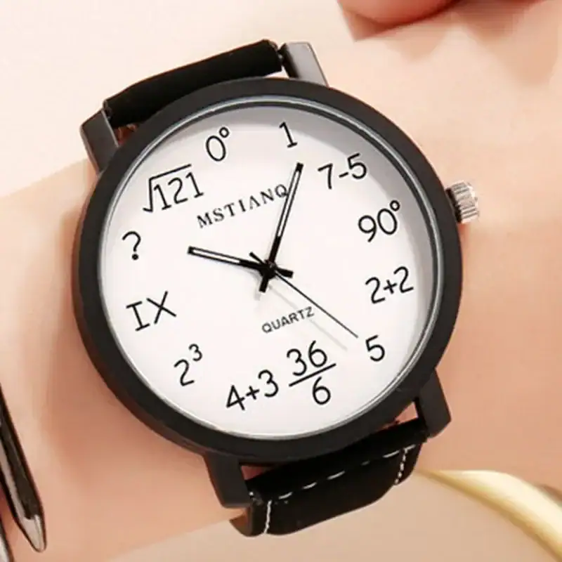 montre-originale-femme-pas-cher-1 Montre à cadran blanc avec symboles mathématiques et équations, affichant l'heure avec des chiffres et des expressions mathématiques, portée au poignet.