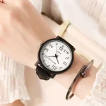 Montre à affichage numérique avec cadran solaire sur le poignet, associée à un bracelet en métal, dans un contexte décontracté.