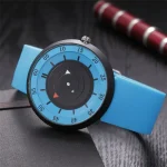 Montre scientifique avec cadran coloré et bracelet bleu, idéale pour les amateurs de science et de design original.