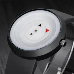 Montre d'observation scientifique avec cadran minimaliste, design moderne et précision pour les amateurs de science et de décoration.
