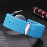 Montre scientifique en silicone bleu avec cadran noir, idéale pour les amateurs de science et de décoration. Accessoire original pour les passionnés de sciences et de gadgets.