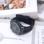 Montre scientifique noire avec cadran analogique et design technique.