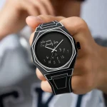 Montre noire avec message personnalisé "Who cares, I'm already late" sur le cadran.