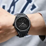 Montre scientifique noire avec cadran numérique et design futuriste, portée sur le poignet d'une personne.