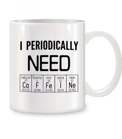 Mug blanc avec texte "I Periodically Need" et éléments du tableau périodique illustrant la chimie, parfait pour les amateurs de sciences et de décoration geek.