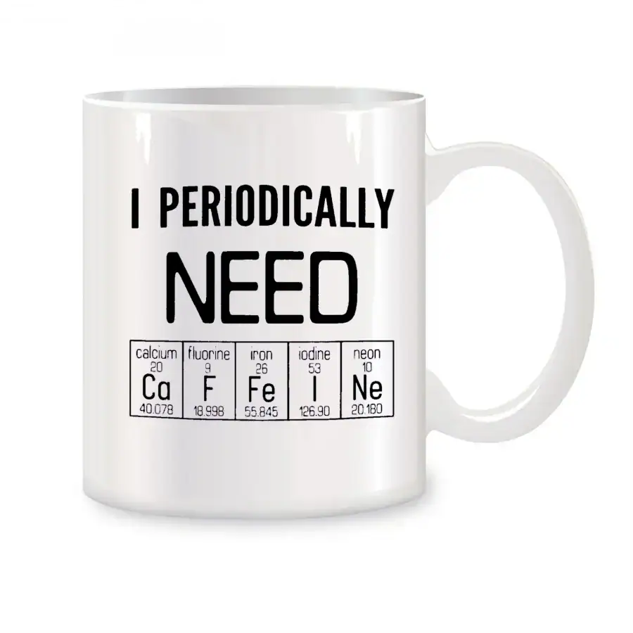 mug-a-cafe-chimie-1 Mug blanc avec texte "I Periodically Need" et éléments du tableau périodique illustrant la chimie, parfait pour les amateurs de sciences et de décoration geek.