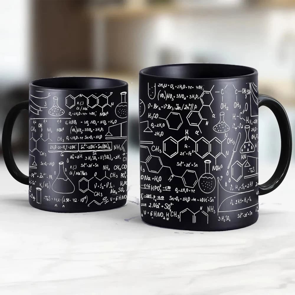 mug-magique-scientifique-1 Mug noir avec illustrations de formules chimiques et structures moléculaires blanches, parfait pour les amateurs de science et de décoration scientifique.