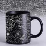 Mug noir avec motifs de formules mathématiques et diagrammes scientifiques blancs, idéal pour les amateurs de sciences et de décoration geek.