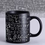 Tasse noire avec illustrations de formules mathématiques en blanc, idéale pour les amateurs de sciences et de décoration scientifique. Parfaite pour un bureau ou un espace d'étude.