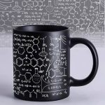 Mug de laboratoire illustré avec formules chimiques et dessins scientifiques en blanc, parfait pour les amateurs de science et de décoration scientifique.